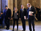 El candidat a la investidura Quim Torra amb els diputats Albert Batet, Elsa Artadi i Eduard Pujol dirigint-se a l'hemicicle per a la segona sessió del debat d'investidura