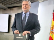 El portaveu del govern espanyol, Íñigo Méndez de Vigo, dempeus abans d'informar dels acords del Consell de Ministres