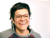La diputada de la CUP Natàlia Sànchez, als faristols del Parlament per atendre els mitjans