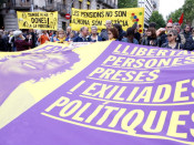 Algunes de les pancartes de la manifestació per la "República dels drets socials", amb l'ANC i la Intersindical-CSC al capdavant