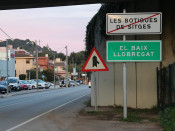 Pla general del doble rètol de Castelldefels que indica la fi del nucli les Botigues de Sitges i l'inici del Baix Llobregat. Imatge del 28 de març de 2018
