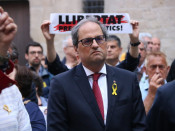 El president del Govern, Quim Torra, durant la cantada popular que reivindica l'alliberament dels "presos polítics" a la plaça del Rei de Barcelona