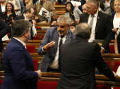 El president de la Generalitat, Quim Torra, i el diputat Albert Batet parlant amb el portaveu parlamentari de Cs, Carlos Carrizosa