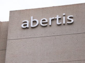 Detall de la façana de la seu d'Abertis a Madrid