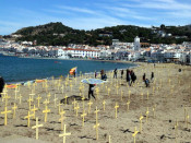 Pla general de la platja del Port de la Selva plena de creus grogues aquest dissabte 31 de març de 2018