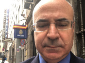 Bill Browder, davant una comissaria de la Policia Nacional