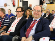 En primer terme, el primer secretari del PSC, Miquel Iceta, durant el comitè federal extraordinari