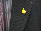 El pin 'Middle Finger' groc per la llibertat dels presos polítics catalans