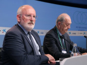 Pla mig del vicepresident primer de la Comissió Europea, Frans Timmermans, amb el president del Cercle d'Economia, Juan José Brugera, a la sessió de cloenda de la 34 Reunió del Cercle a Sitges