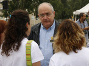 El conseller d'Ensenyament, Josep Bargalló, en una trobada amb les famílies de l'Institut El Palau durant la concentració en suport a l'escola catalana