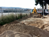 Una excavadora treballant en una obra pública