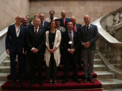 Fotografia de família dels rectors i representants de les universitats catalanes amb la consellera d'Empresa i Coneixement, Maria Àngels Chacón