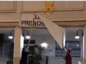 Membres de 'Brigada Penedès' arrencant la pancarta per la llibertat dels presos polítics