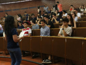 Pla obert d'una aula de la facultat de Biologia de la UB amb els alumnes a punt per començar els exàmens de selectivitat