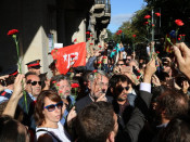 Imatge dels concentrats davant el Departament d'Economia amb flors aquest 20 de setembre de 2017