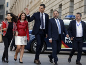 Pla conjunt del secretari general del PSOE, Pedro Sánchez, arribant al Congrés acompanyat per diversos diputats socialistes, entre ells, Jose Luís Abalos, Adriana Lastra i Margarita Robles