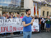 Desenes de persones han donat suport a l'alcalde d'Argentona, Eudald Calvo, a l'entrada dels Jutjats de Mataró