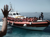 Imatge del trasllat des de l'Aquarius als vaixells de la guàrdia costanera i la Marina italiana el 12 de juny del 2018
