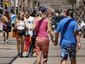 Diversos turistes passegen pel carrer Saragossa de Salou. Imatge publicada el 18 de juny de 2018