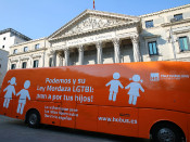 El polèmic autobús d'HazteOir, davant el Congreso espanyol