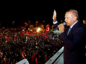 El president de Turquia, Recep Tayyip Erdogan, davant dels seus seguidors en la nit