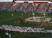 Gran pla general de la interpretació de l'himne "Juguem per viure" a la gala inaugural dels Jocs del Mediterrani de Tarragona