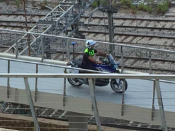 Imatge d'un agent de la Guàrdia Urbana circulant per la nova passarel·la de Tarragona
