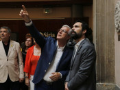 Pla mig del president del Parlament, Roger Torrent, amb l'alcalde de Tarragona, Josep Fèlix Ballesteros, que li mostra el pati de Jaume I de l'Ajuntament de Tarragona