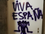 Imatge d'una pintada amb el jou i les fletxes a l'Ateneu Popular de Sarrià