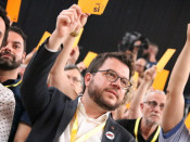 L'adjunt a la presidència d'ERC, Pere Aragonès, vota a favor del nou full de ruta del partit, en la Conferència Nacional dels republicans