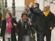 El diputat d'ERC Raül Romeva saluda abans d'entrar a la seu del Tribunal Suprem, al costat de les exdiputades Dolors Bassa i Carme Forcadell