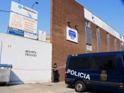 Un agent de la policia espanyola custodia l'entrada de l'empresa Gespol, la seu de la qual es troba a la zona del Bon Pastor de Barcelona