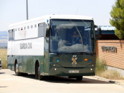 Pla obert on es pot veure l'autobús de la Guàrdia Civil que trasllada quatre dels polítics independentistes empresonats al Centre Penitenciari de Zuera