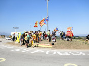 Imatge de les persones concentrades a la rotonda d'accés de la presó del Puig de les Basses de Figueres