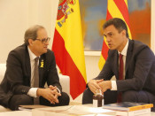 El president de la Generalitat, Quim Torra, xerrant amb el president del govern espanyol, Pedro Sánchez, a la reunió al palau de la Moncloa