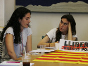 Pla mig d'Anna Forn parlant i Txell Bonet, que l'escolta atentament, durant la xerrada a Londres sobre la situació dels polítics empresonats
