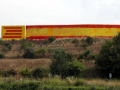 Pla general on es pot veure la bandera espanyola pintada sobre el mural per la república que havia fet el CDR de Bellpuig el passat cap de setmana, l'11 de juliol de 2018