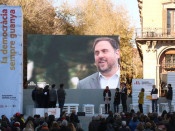 Pla general del míting central d'ERC en la campanya del 21-D, amb una foto gegant d'Oriol Junqueras projectada a l'escenari