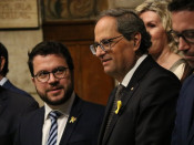 El vicepresident del Govern, Pere Aragonès, mira el president de la Generalitat, Quim Torra