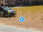 Un cotxe envesteix les creus plantades per la llibertat dels presos polítics a Vic