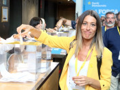 Pla mitjà de Míriam Nogueras votant a la conferència del PDeCAT
