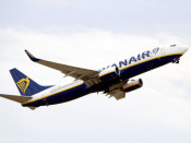 Pla sencer d'un avió de Ryanair enlairant-se a l'Aeroport de Reus