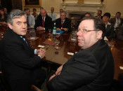 El primer ministre britànic, Gordon Brown, i l'irlandès, Brian Cowen, a la taula de negociació al Hillsborough Castle, prop de Belfast. Al fons, el primer ministre nord-irlandès, Peter Robinson, i el vice-primer ministre, Martin McGuiness.