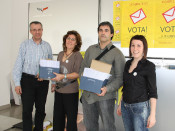 Membres de la Plataforma Lleida Decideix, mostren un miler de votacions anticipades
