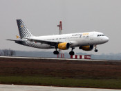 Un avió aterrant a l'Aeroport de Lleida-Alguaire