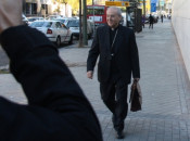 El bisbe de Barbastre, Alfonso Milián, a l'entrada a la Nunciatura Apostòlica del Vaticà a Madrid, on es va reunir amb el bisbe de Lleida per les obres de la Franja