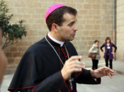 A l'exterior del Palau Episcopal de Solsona, Xavier Novell ha saludat els fidels i els ha agraït la seva presència